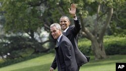 President Barack Obama walks with White House Chief of Staff Rahm Emanuel as they prepare to board his helicopter on the South Lawn of the White House in Washington, 4 Aug 2010 (file photo)