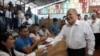 ARCHIVO: Esta foto distribuida por la Presidencia de El Salvador muestra al entonces presidente Salvador Sánchez Cerén (derecha) votando durante las elecciones presidenciales, en San Salvador, el 3 de febrero de 2019. 