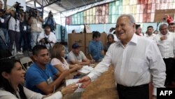 ARCHIVO: Esta foto distribuida por la Presidencia de El Salvador muestra al entonces presidente Salvador Sánchez Cerén (derecha) votando durante las elecciones presidenciales, en San Salvador, el 3 de febrero de 2019. 