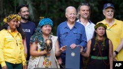 Joe Biden pozira za fotografiju nakon što je potpisao proglas kojim je 17. novembar proglašen Međunarodnim danom očuvanja, nakon obilaska Museu da Amazonia, u Manausu, Brazil, 17. novembra 2024. godine.