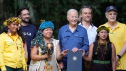 Presiden Joe Biden berpose untuk foto setelah menandatangani proklamasi yang menetapkan 17 November sebagai "Hari Konservasi Internasional", setelah tur ke Museu da Amazonia, di kota Manaus, Brazil, Minggu 17 November 2024.