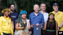 Presiden Joe Biden berpose untuk foto setelah menandatangani proklamasi yang menetapkan 17 November sebagai "Hari Konservasi Internasional", setelah tur ke Museu da Amazonia, di kota Manaus, Brazil, Minggu 17 November 2024.