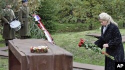 Russian President Dmitry Medvedev's wife Svetlana lays flowers during a wreath laying ceremony in Katyn, near Smolensk, western Russia, (File)