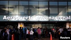Viajeros esperan en el aeropuerto internacional de Ciudad Guatemala, para abordar un avión dispuesto por EE.UU. el pasado 24 de marzo, después de que se cancelaron los vuelos por la pandemia de coronavirus.