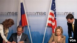 El ministros de Relaciones Exteriores de Rusia, Sergei Lavrov, y la secretaria de Estado de EE.UU., Hillary Clinton, firmaron el nuevo tratado nuclear que aprobaron los congresos de ambas naciones.