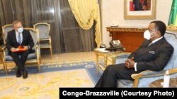 Président Denis Sassou N'Guesso na masolo na DG ya ENI Congo Alessandro Puliti na Brazzaville, Congo, 1er octobre 2020. (Twitter/Présidence Congo-Brazzaville)