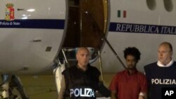 Polisi Italia menangkap Medhane Yehdego Mered (tengah) setibanya di bandara Ciampino, Italia, 7 Juni 2016 (Foto: dok). Polisi Italia menahan 21 orang yang dicurigai mengangkut migran Suriah yang baru ke Jerman, Austria dan Perancis dengan armada mobil tua.