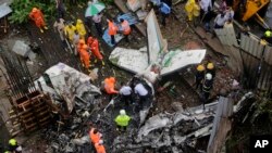 Rescatistas rodean los restos de la avioneta que se estrelló en Mumbai, India, el jueves, 28 de junio de 2018.