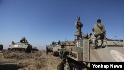 Tank-tank Israel disiagakan di dataran tinggi Golan setelah sebuah peluru mortir dari Suriah jatuh di wilayah itu (11/11).