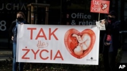 Para aktivis anti-aborsi melakukan aksi unjuk rasa di Warsawa, Polandia dengan tulisan: "Ya untuk Kehidupan" menjelang putusan Mahkamah Konstitusi Polandia soal aborsi, Kamis (22/10). 