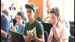 Ukulele Naik Daun di Amerika