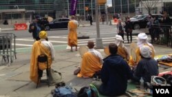 Demo damai anti-proliferasi nuklir di depan gedung PBB di New York City.