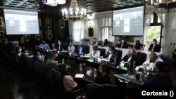 Una de las reuniones sobre el tema migratorio de la primera dama de Honduras, Ana García de Hernández, y otros funcionarios. [Foto cortesía de la Casa de Gobierno]