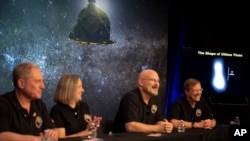 Gambar baru Ultima Thule (kanan), ditampilkan dalam konferensi pers di APL, Laurel, Maryland (1/1). Dari kiri: peneliti utama Alan Stern, manajer operasi Alice Bowman, insinyur sistem Chris Hersman, dan ilmuwan proyek Hal Weaver.