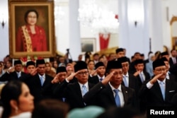 Para menteri baru Indonesia memberikan penghormatan saat pelantikan di Istana Kepresidenan, Jakarta, 21 Oktober 2024. (Willy Kurniawan/REUTERS)