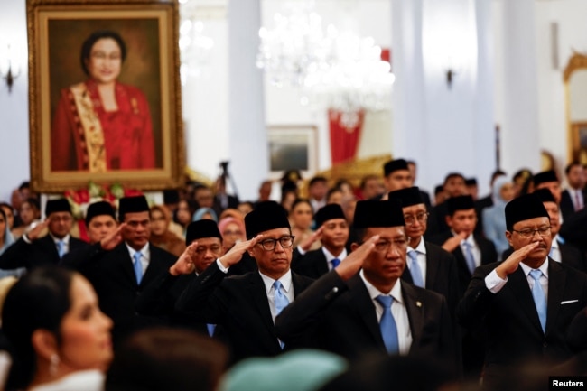 Para menteri baru Indonesia memberikan penghormatan saat pelantikan di Istana Kepresidenan, Jakarta, 21 Oktober 2024. (Willy Kurniawan/REUTERS)