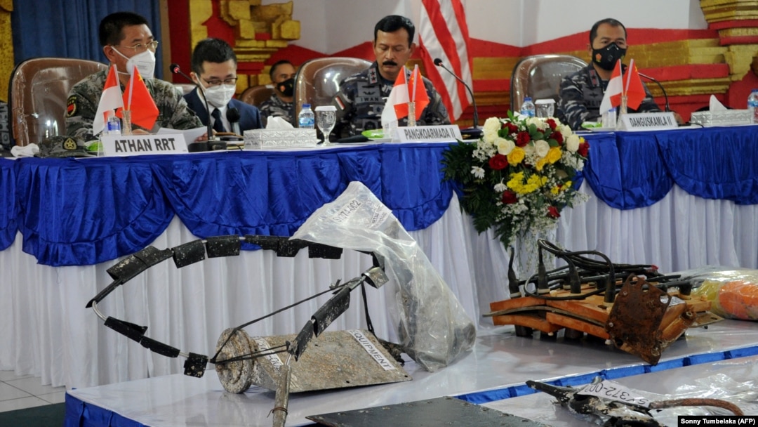 Sejumlah peralatan dari KRI Nanggala 402 dipajang saat konferensi pers antara TNI AL dan AL China di pangkalan Angkatan Laut di Denpasar, Bali, Selasa, 18 Mei 2021. (Foto: Sonny Tumbelaka/ AFP) 