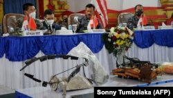 Sejumlah peralatan dari KRI Nanggala 402 dipajang saat konferensi pers antara TNI AL dan AL China di pangkalan Angkatan Laut di Denpasar, Bali, Selasa, 18 Mei 2021. (Foto: Sonny Tumbelaka/ AFP) 