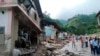 En esta foto de la oficina de prensa del gobierno del estado de Mérida, personas caminan por una calle dañada por inundaciones y deslizamientos de tierra en la zona del Valle del Mocotíes, Venezuela. [Foto: vía AP]