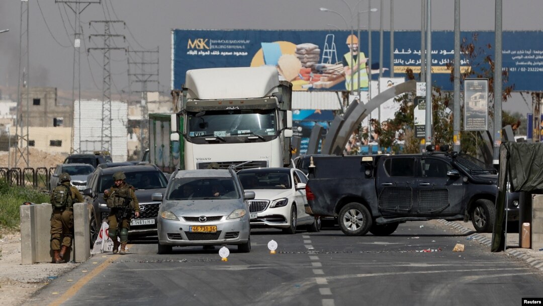 Pasukan Israel memblokir jalan-jalan menuju kota Jericho, Tepi Barat sehari setelah seorang tersangka pria bersenjata Palestina membunuh seorang pengendara berkewarganegaraan AS-Israel, Selasa 28 Februari 2023.
