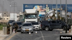 Pasukan Israel memblokir jalan-jalan menuju kota Jericho, Tepi Barat sehari setelah seorang tersangka pria bersenjata Palestina membunuh seorang pengendara berkewarganegaraan AS-Israel, Selasa 28 Februari 2023.