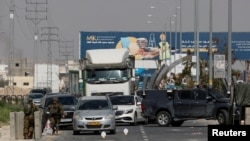 Tentara Israel memblokade jalan menuju Jericho, satu hari setelah pria bersenjata Palestina membunuh dua warga Israel di kota tersebut yang terletak di Tepi Barat, pada 28 Februari 2023. (Foto: Reuters/Ammar Awad)