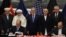 阿富汗国家安全顾问哈尼夫·阿特马尔（右）和美国驻阿富汗大使詹姆斯·坎宁安（左）在阿富汗总统府签署安全协议。阿富汗总统阿什拉夫·加尼（右二）和阿富汗的新的行政长官阿卜杜拉（中）出席签字仪式。