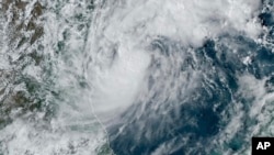 Badai Tropis Milton, tengah, di lepas pantai Meksiko di Teluk Meksiko, Sabtu, 5 Oktober 2024. (NOAA via AP)