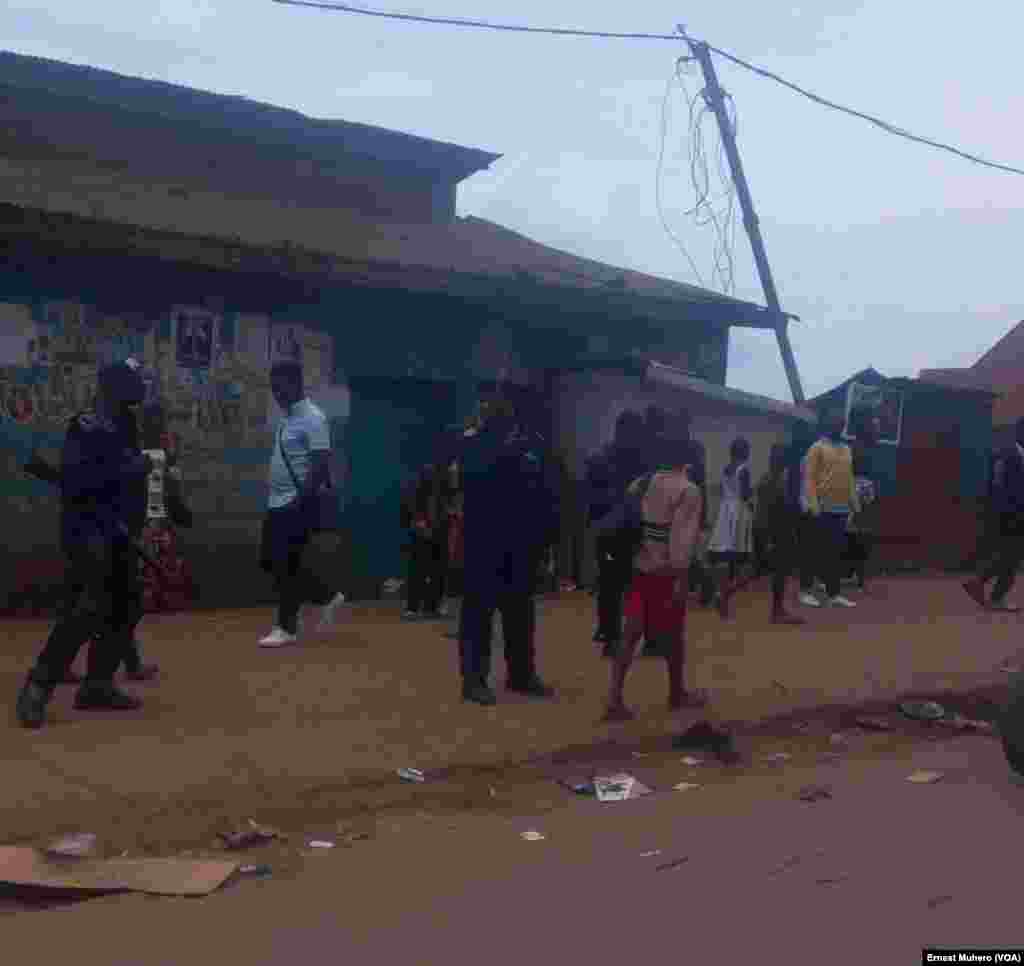 La police patrouille à Bukavu où tout est calme, en RDC, le 25 février 2018. (VOA/Ernest Muhero)