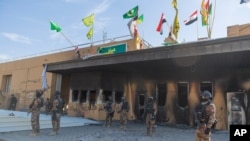 지난 1월 미국의 이라크 바그다드 주재 대사관 앞에 이란군이 배치됐다. 