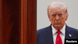 دونالد ترامپ، رئیس جمهوری آمریکا، لحظاتی پیش از سخنرانی‌اش درباره ایران خطاب به مردم آمریکا از کاخ سفید (شامگاه چهارشنبه ۱۲ فروردین به وقت شرق آمریکا)