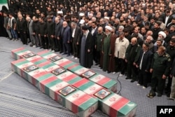 İran'ın dini lideri Hamaney, Şam'daki saldırıda öldürülenlerin cenazesinde dua ederken- 4 Nisan 2024.