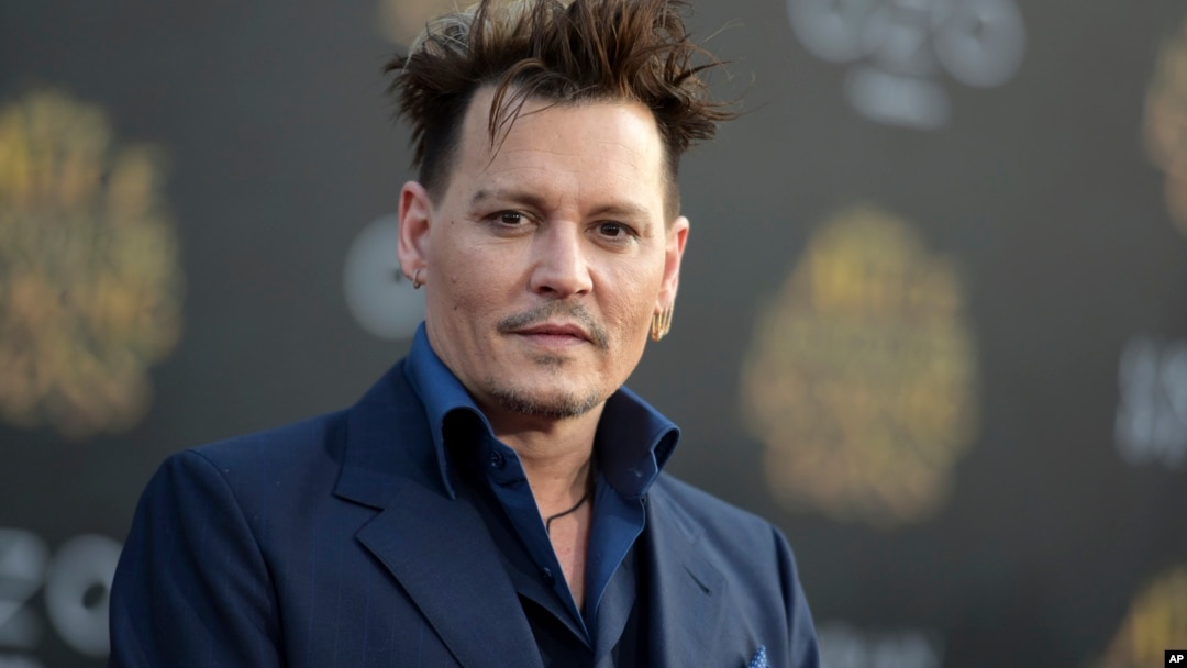 Aktor Johnny Depp berperan sebagai penjahat Ratchett dalam film "Murder on the Orient Express" (foto: dok).