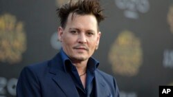 Aktor Johnny Depp berperan sebagai penjahat Ratchett dalam film "Murder on the Orient Express" (foto: dok).