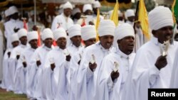 Bamwe mu ba Orthodoxe bahimbaza umunsi mukuru w'Umusaraba Mweranda mu 2017. 