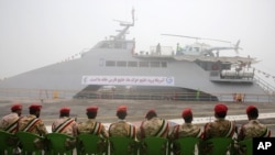 Tentara Garda Revolusi duduh di depan kapal perang baru, di Kota Busher, kota di utara Teluk Persia, Iran, 13 September 2016.