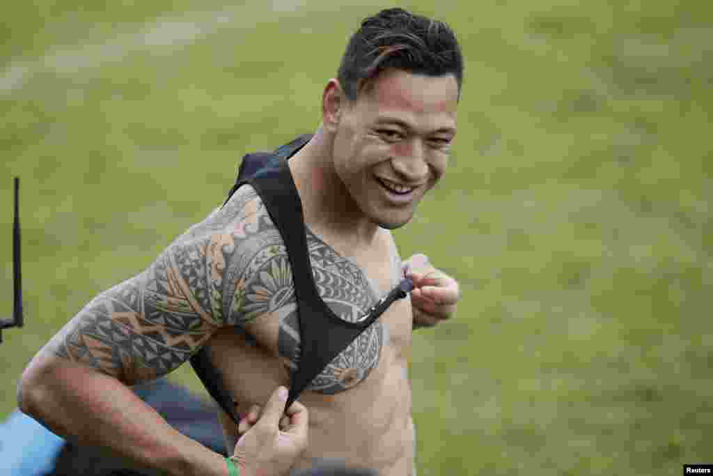 Israel Folau, cầu thủ rugby thuộc đội Wallabies của Australia, trong buổi tập tại Sân Jean Moulin ở Suresnes, Tây Paris. Pháp sẽ đối đầu với đội Wallabies của Australia trong một trận đấu thử sức quốc tế tại sân Stade de France vào ngày thứ Bảy.