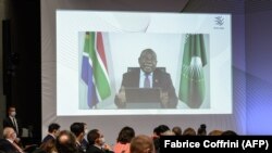 Le président sud-africain Cyril Ramaphosa prononce un discours à distance à l'ouverture du Forum public de l'OMC 2021 avec une table ronde sur Covid et le commerce, le 28 septembre 2021 à Genève. 