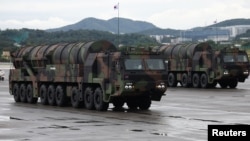 1일 한국 성남에서 진행된 건군 76주년 국군의 날 기념식에 등장한 한국 육군의 현무 지대지 미사일.