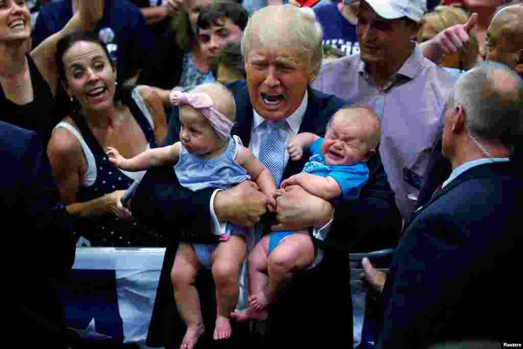 سن 2016 میں صدر منتخب ہونے سے قبل انتخابی مہم کے دوران ڈونلڈ ٹرمپ امریکی ریاست کولاراڈو میں ایک انتخابی ریلی کے دوران بچوں کو گود میں اٹھا کر چپ کرانے کی کوشش کرتے دکھائی دیے۔