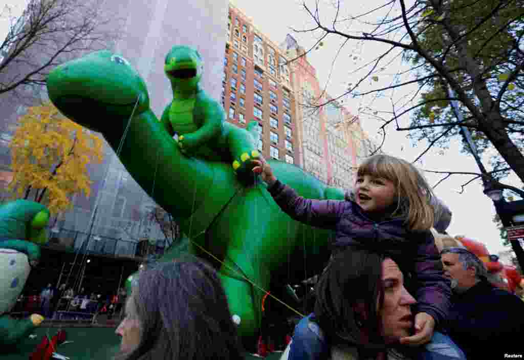 La celebración de Acción de Gracias reúne a miles de familias en torno a una gran cena, donde el plato principal es el pavo. Pero, las celebraciones también se ven en las calles.&nbsp;