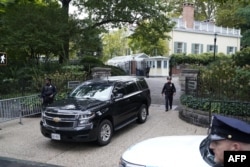 Agen federal menggeledah Gracie Mansion, kediaman resmi wali kota New York City, setelah Wali Kota Eric Adams didakwa atas tuduhan pidana federal, 26 September 2024. (TIMOTHY A. CLARY/AFP)