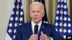 FILE - Presiden Joe Biden menjawab pertanyaan wartawan saat di Gedung Putih, Washington, D.C., 9 November 2022. (Susan Walsh/AP)