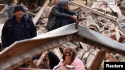 زلزله‌زدگان در میان آوار در شهر قهرمان‌مرعش، ترکیه - ۲۱ بهمن ۱۴۰۱