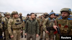 Владимир Зеленский среди украинских военных в Изюме 