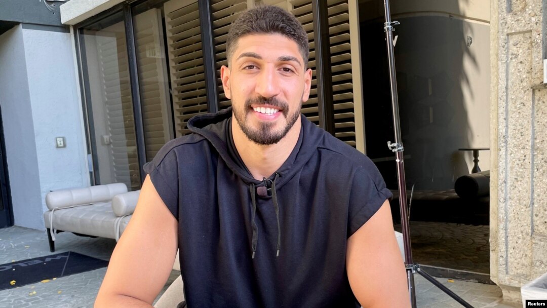 "Boston Celtics" basketbol jamoasi o'yinchisi Enes Kanter