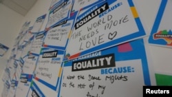 Những thông điệp viết tay ủng hộ việc bỏ phiếu qua đường bưu điện về hôn nhân đồng tính ở Úc.