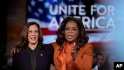 La vicepresidenta candidata demócrata a la presidencia, Kamala Harris, se une a Oprah Winfrey en el evento de transmisión en vivo Unite for America de Oprah el jueves 19 de septiembre de 2024 en Farmington Hills, Michigan (Foto AP/Paul Sancya)