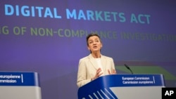 ARCHIVO - La comisaria europea de Europa adaptada a la era digital, Margrethe Vestager habla durante una conferencia de prensa sobre la ley de mercados digitales en la sede de la UE en Bruselas, el 25 de marzo de 2024.