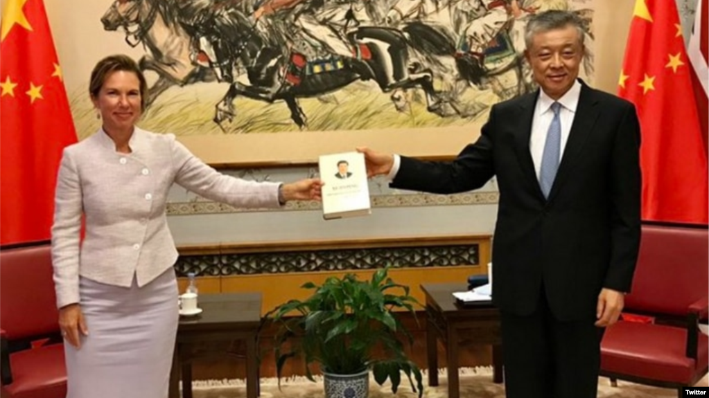 资料照片：英国驻华大使吴若兰(左）与中国驻英大使刘晓明手持习近平的书合影。(photo:VOA)